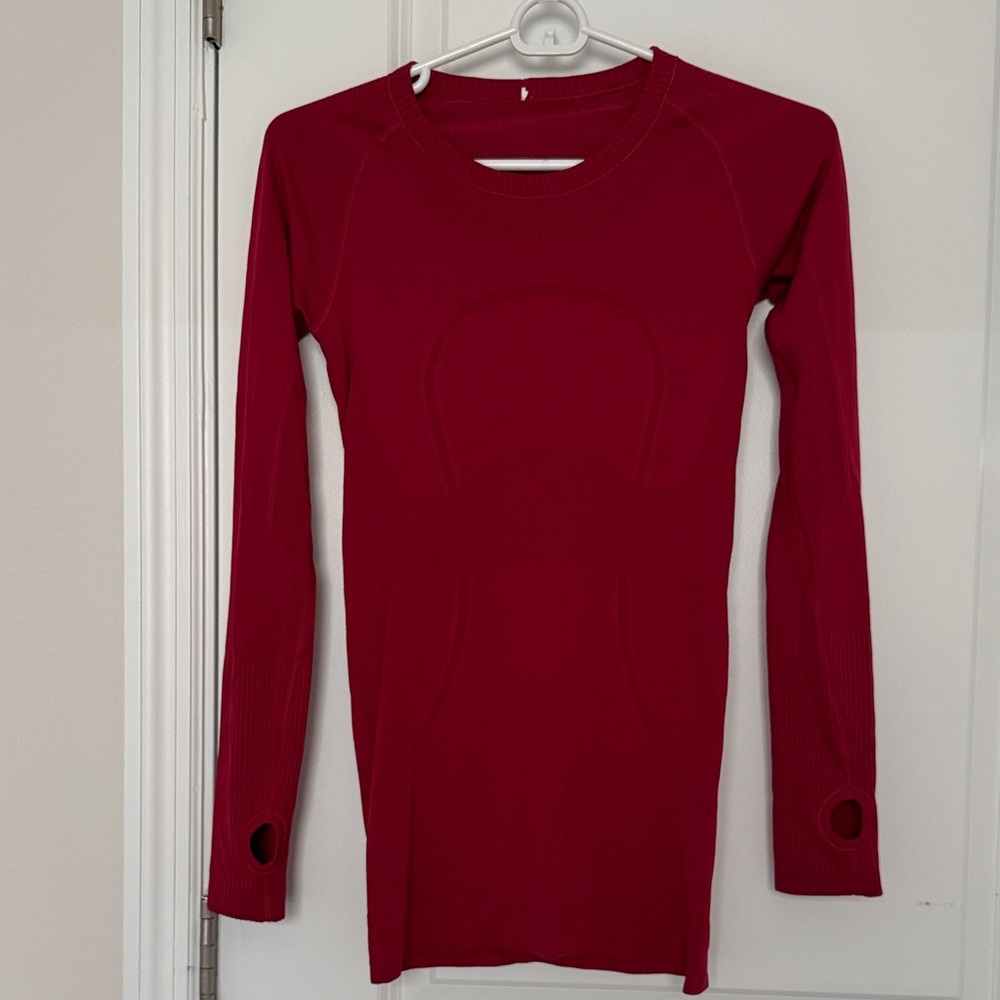Lulu lemon swiftly tech long sleeve shirt. Hip length. Size 4. Good as new.
